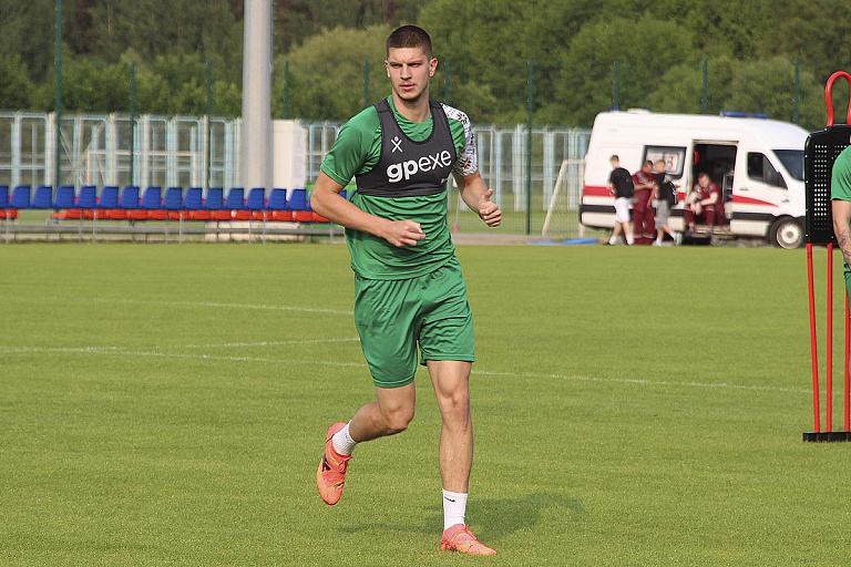 Еще один молодой белорусский футболист уезжает в Европу – кто это