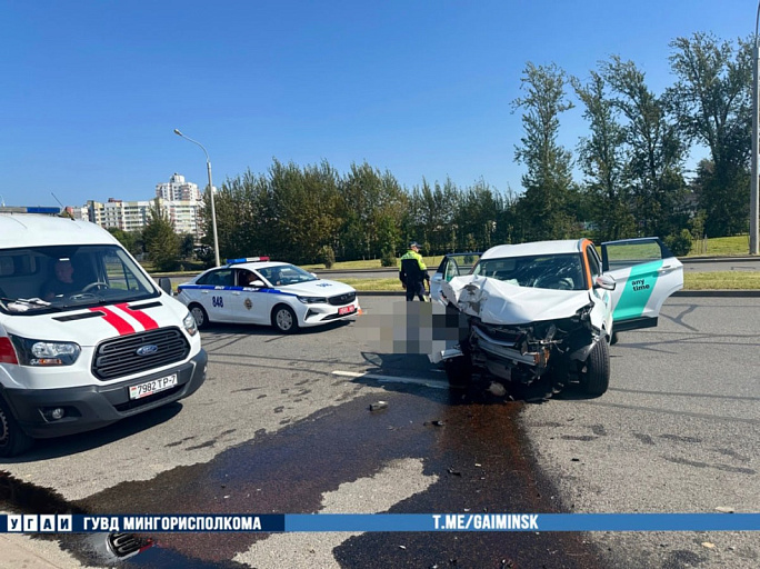 Водитель за рулем каршерингового авто влетел в столб: погибла пассажирка
