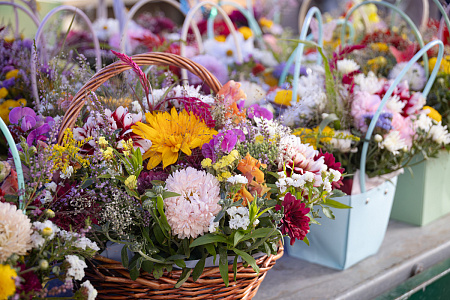 Уложиться в Br50: ищем самый красивый букет к 1 сентября на Комаровке