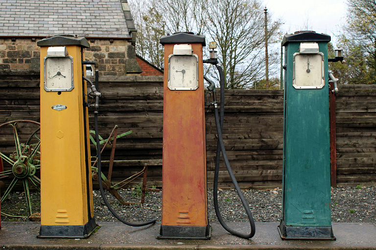 Первая бензоколонка, деревянный мотоцикл – уникальная выставка идет в Минске