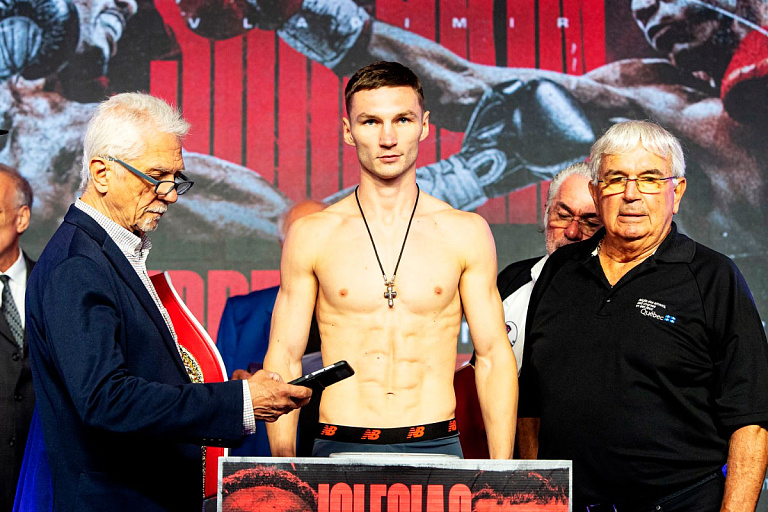 Монстр: белорусский боксер завоевал два чемпионских пояса за один бой
