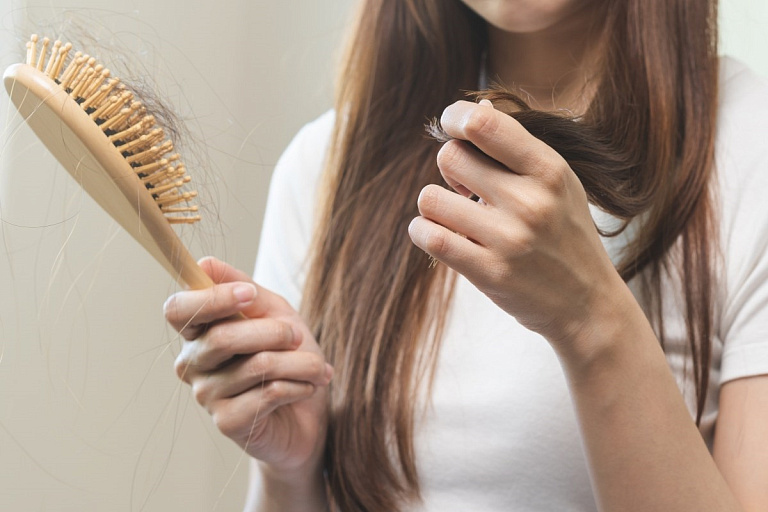 Осенний "волосопад" – норма или аномалия, объяснил ученый