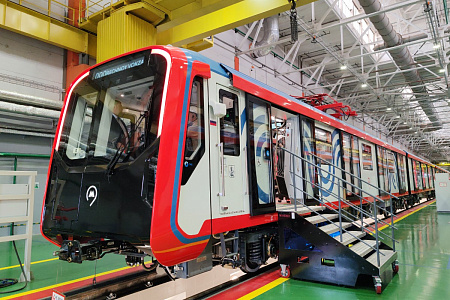 Люди, роботы, вагоны: показываем, как собирают поезда на мегазаводах России