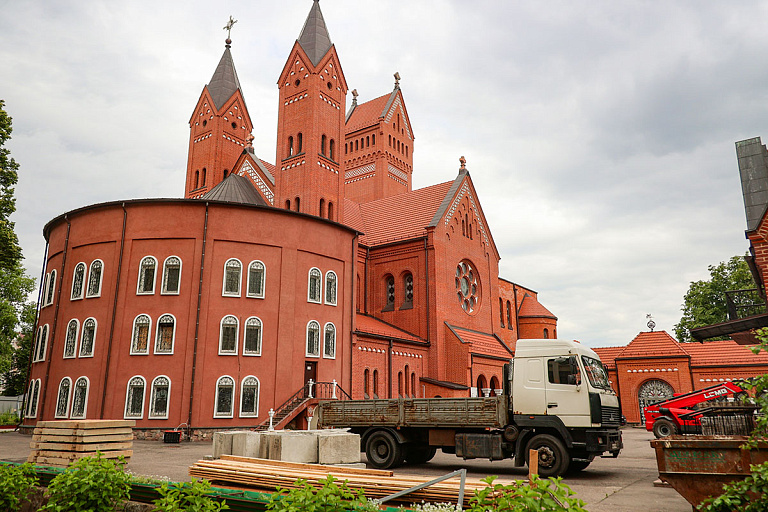 Сколько времени займет реконструкция Красного костела – власти