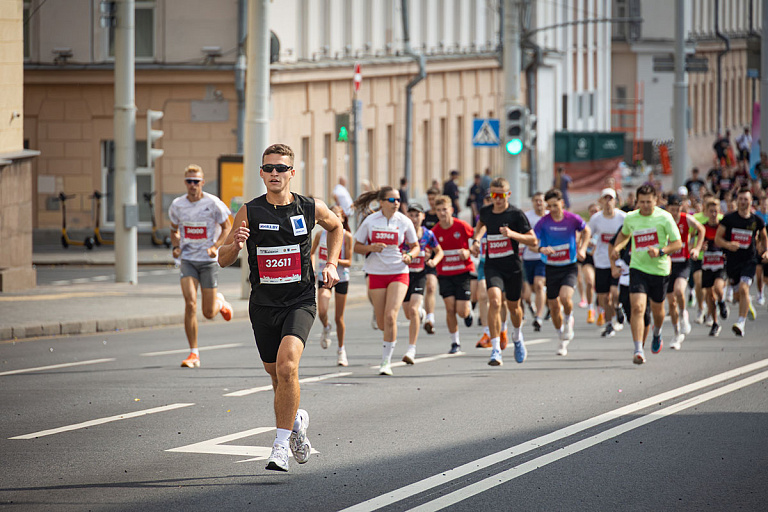 От Гринча до фламинго: на полумарафоне в Минске бежали все – смотрим фото