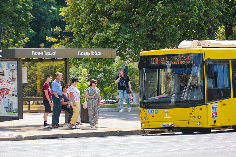 На минских остановках начали менять павильоны – как они будут выглядеть