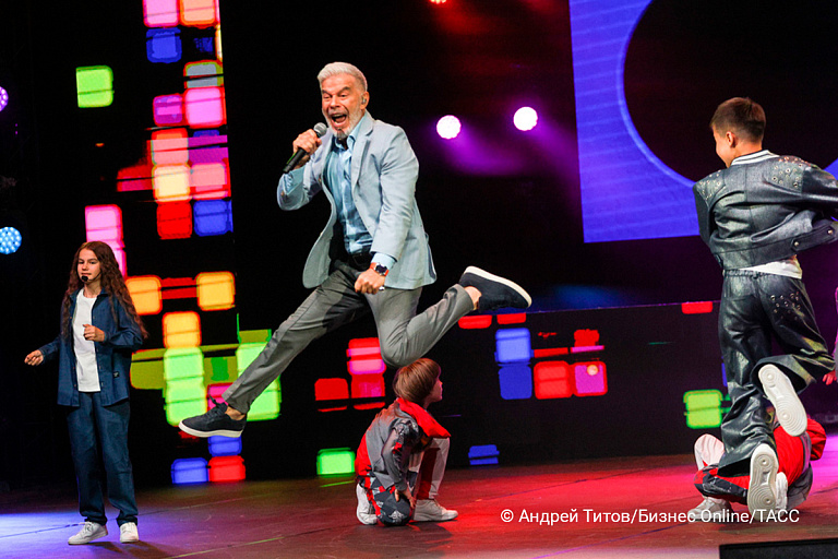 Олег Газманов получил травму на концерте – что случилось