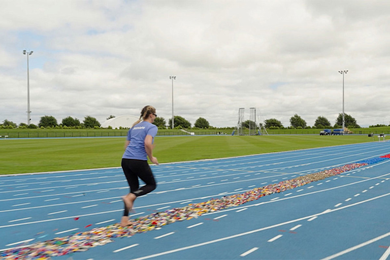 Мама поставила мировой рекорд, устроив "мучительный" забег по LEGO – видео