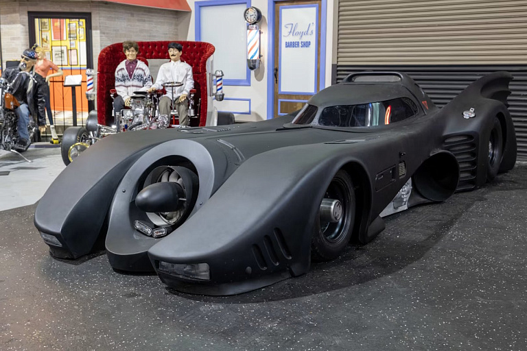 На аукцион выставили бэтмобиль с настоящими пулеметами – все подробности