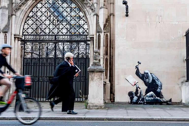 Бэнкси показал новое граффити – теперь личность художника могут раскрыть