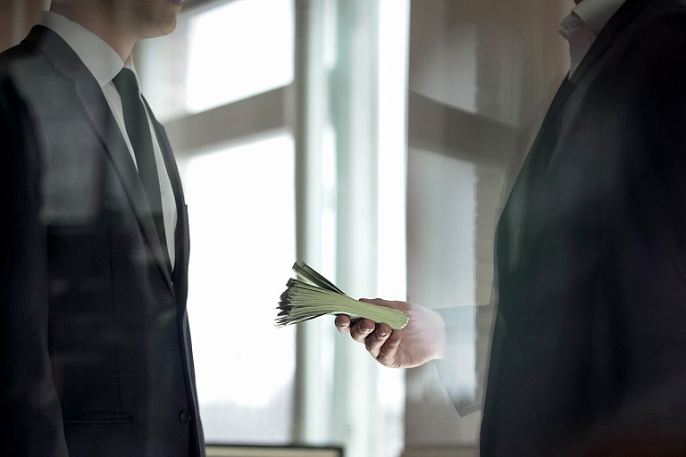 Огромные "откаты": директора мясокомбината задержали за взятки