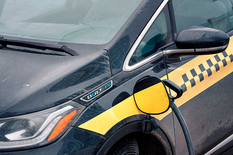 Ваше такси подъехало в подъезд: минчанин угнал авто и врезался в дом