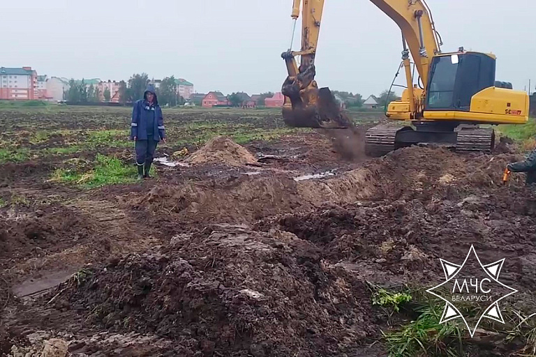 В Столинском районе прорвало трубопровод – пострадали дома и школы