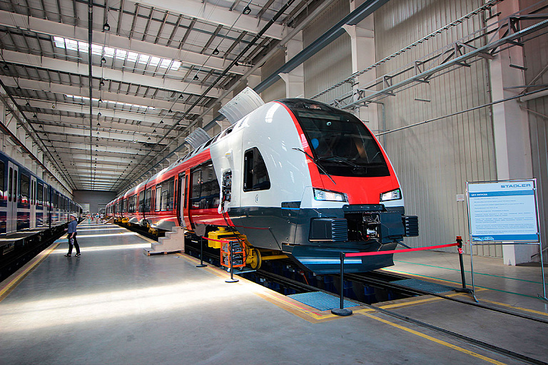 Слабоумие без отваги: подростки разгромили кабину "Штадлера" в Минске – видео