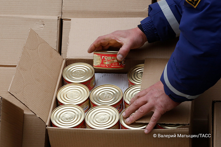 На двух банках одинаковой тушенки оказались разные наклейки – законно ли это
