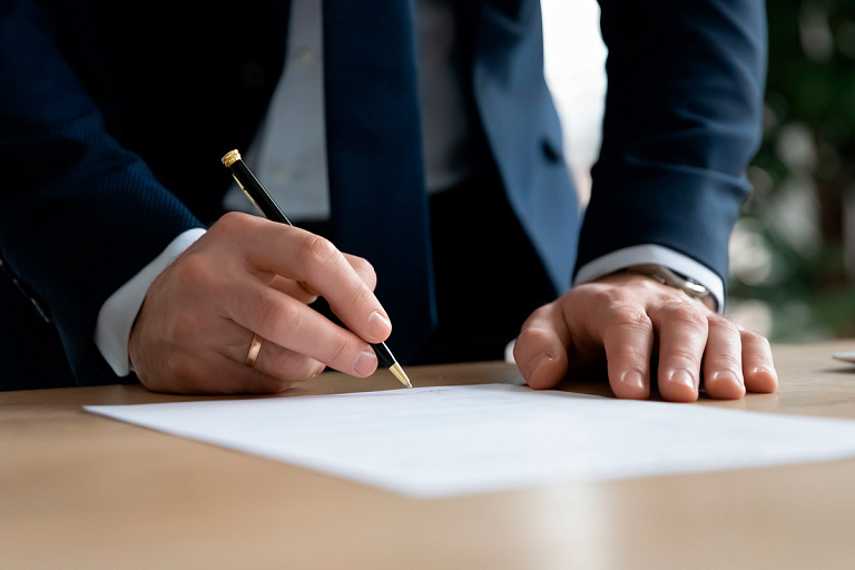 Стало известно, сколько зарабатывают белорусские чиновники