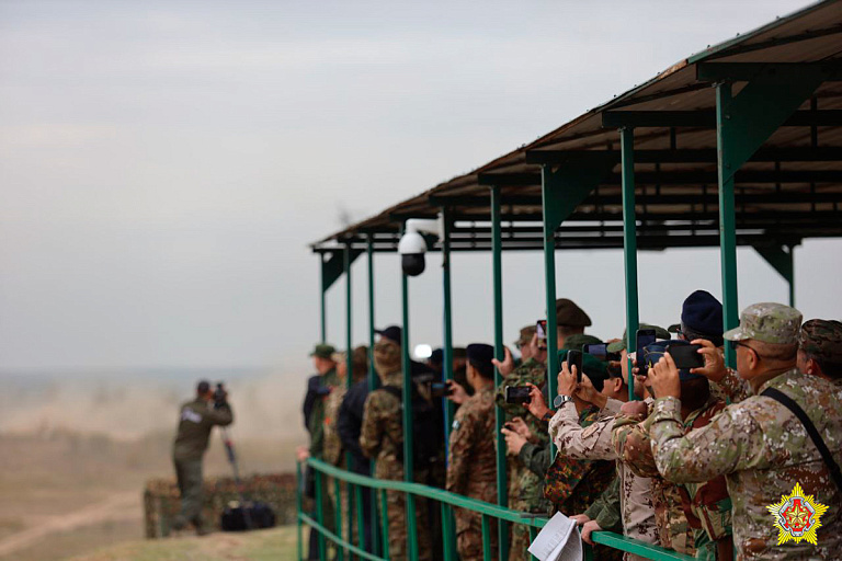 Военные стран НАТО наблюдают за учениями под Борисовом – смотрите и вы