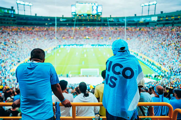 Болельщики ошибок не прощают: работника стадиона уволили за футболку