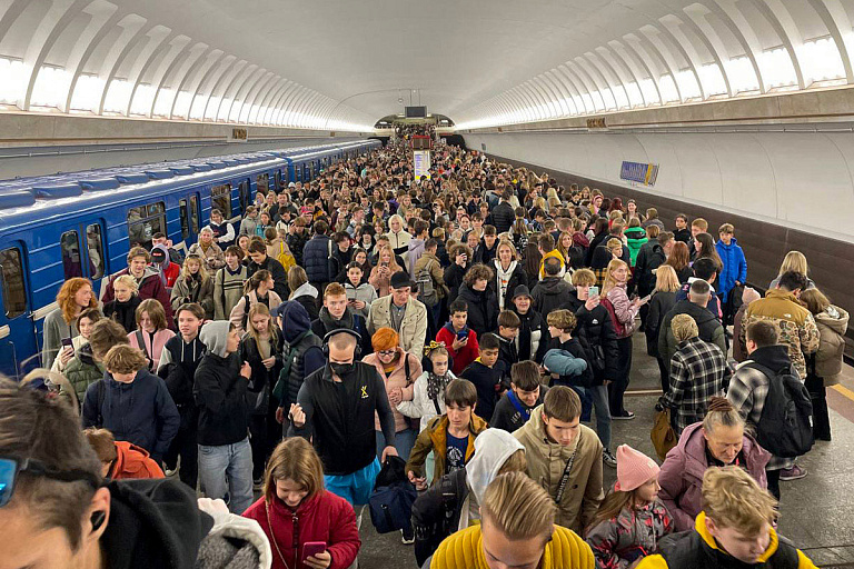 Девочка потерялась в метро – ее оставил на платформе отец