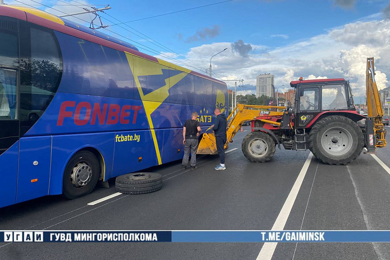 Автобус БАТЭ попал в ДТП: смотрите фото последствий