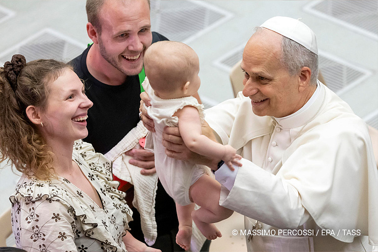 Папа римский высказался по поводу ЛГБТК в церкви и однополых браках