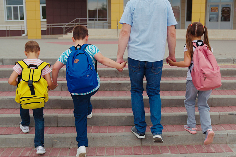 Что делать, если детей не отпускают одних из школы, – Минобр и Минтруда ответили