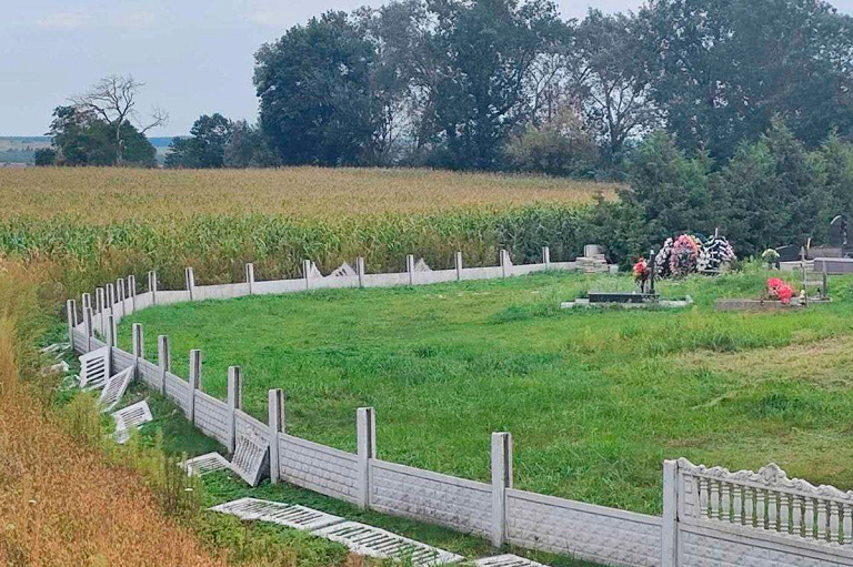 По кладбищу под Гродно "прошлись" вандалы – вы удивитесь, узнав, кто это