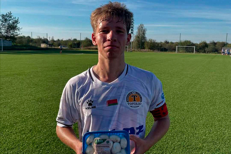 Белорусский футболист получил очень странный приз: порадовалась его мама