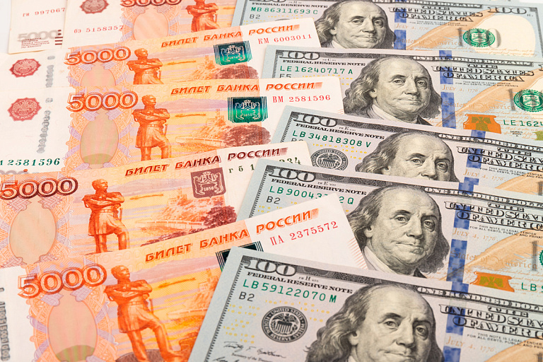 Ни туда и ни сюда: белорусский рубль укрепился к половине валют