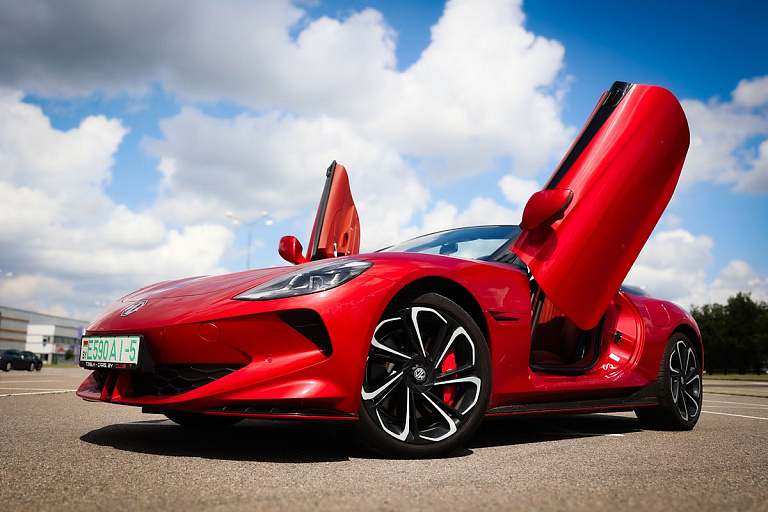 Только небо и ветер: откатали жутко быстрый родстер MG Cyberster