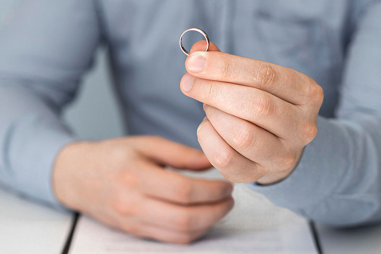 Узнали, может ли муж запретить жене оставить его фамилию после развода