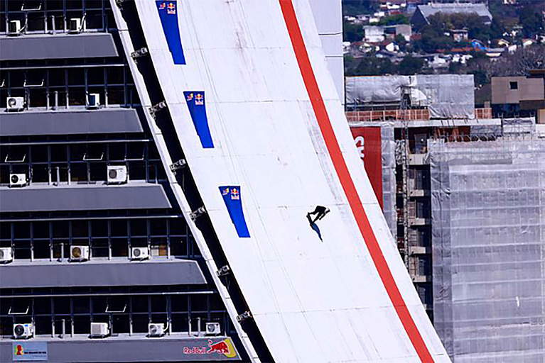 Два рекорда одним махом: безбашенный скейтбордист съехал с 22-го этажа