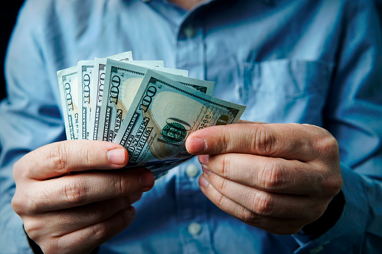 Доллар немого разогнался перед выходными – итоги торгов