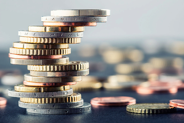 Взрыв солнца и пчелы: в мире выбрали самые уникальные монеты 2025 года