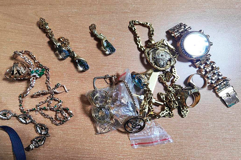 В Беларусь пытались ввезти в карманах драгоценности на сотни тысяч