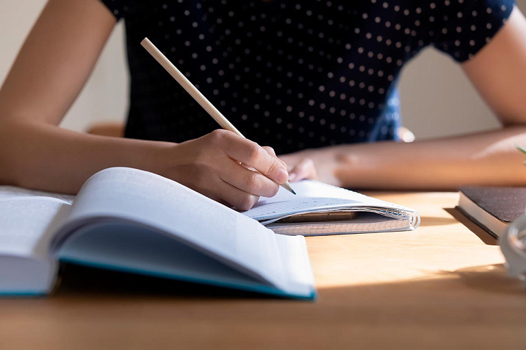 Когда в Беларуси откажутся от бумажных дневников, рассказали в Мингорисполкоме