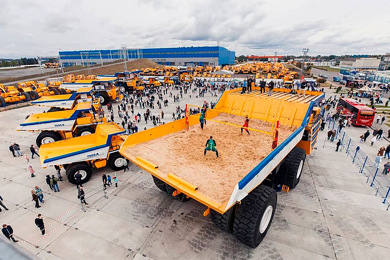 Такого вы еще не видели: белорусы сыграли в волейбол в кузове БелАЗа