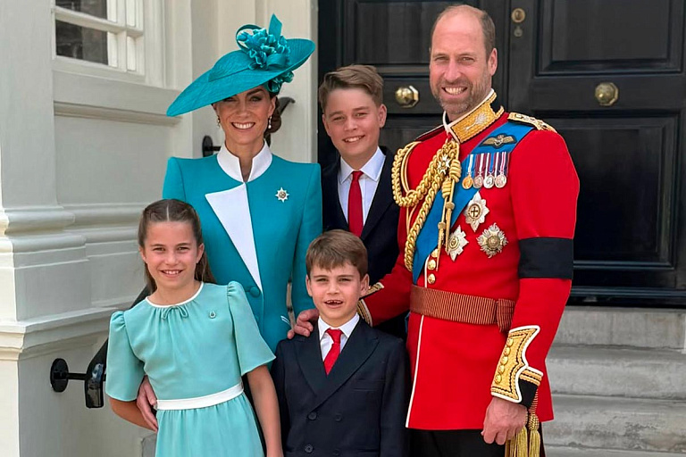 Кейт Миддлтон и принц Уильям с детьми посетили станцию Хогсмид