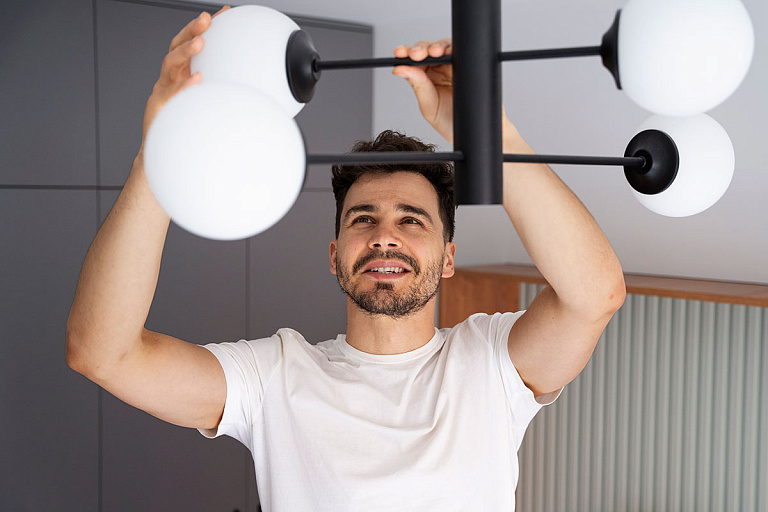 Роковая случайность: лампа упала на мужчину и перерезала ему сонную артерию