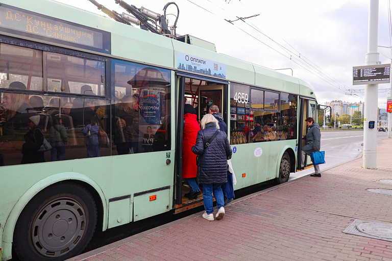 Началось: где в Минске уже можно платить картой в общественном транспорте