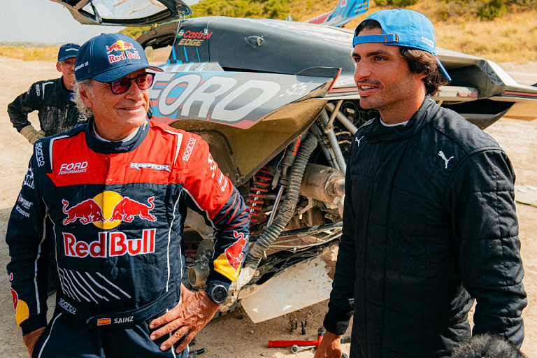 Пилот "Формулы-1" пробует новые гонки под присмотром отца: всех так учили