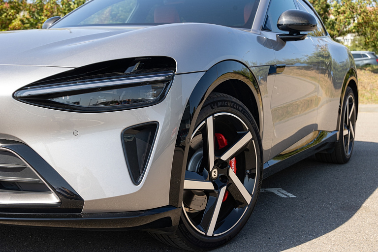 Поймай, если сможешь: электрокар Xiaomi уехал от своего владельца без спроса