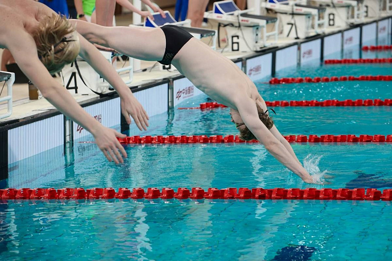 Вода в бассейне ледяная, а какая должна быть, ответили эксперты