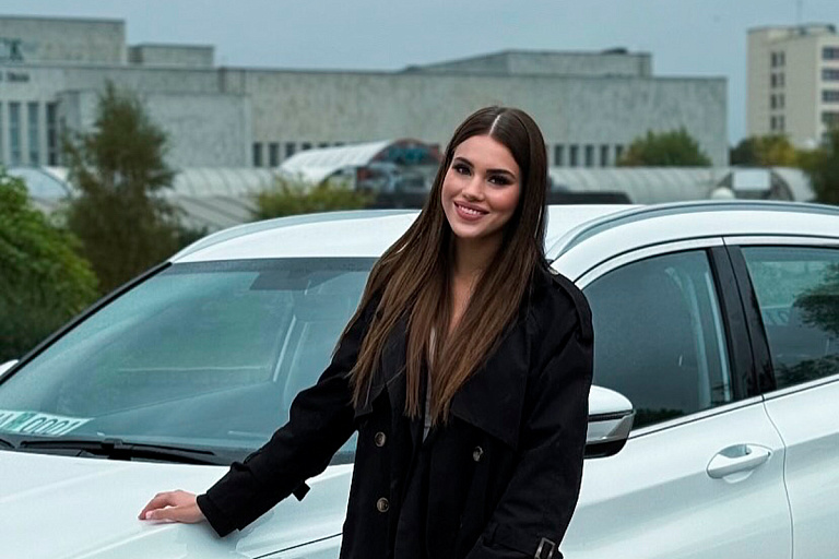 "Мисс Беларусь – 2025" наконец вручили ключи от машины – посмотрите на нее