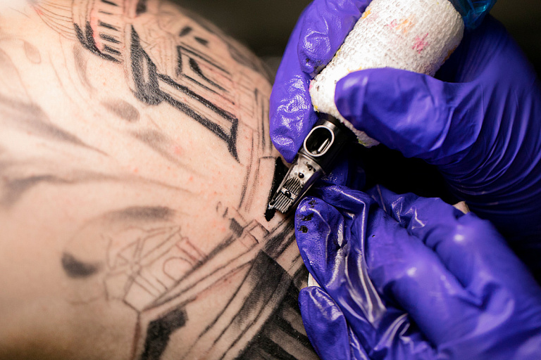 В Молодечно умерла девушка – накануне она сделала татуировку