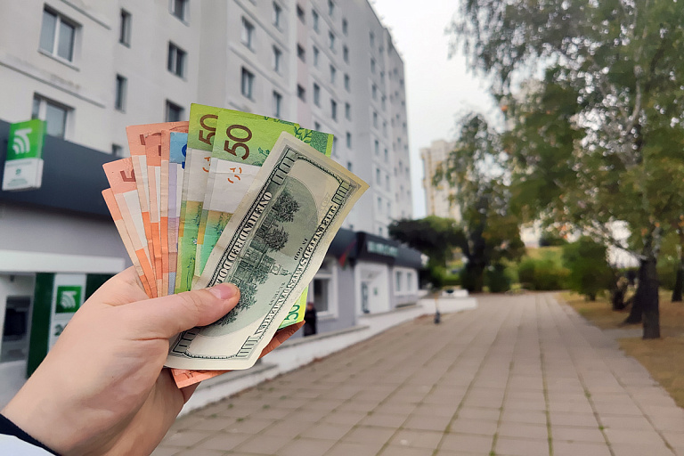 Продают больше, чем покупают: Нацбанк рассказал, как белорусы распоряжаются валютой