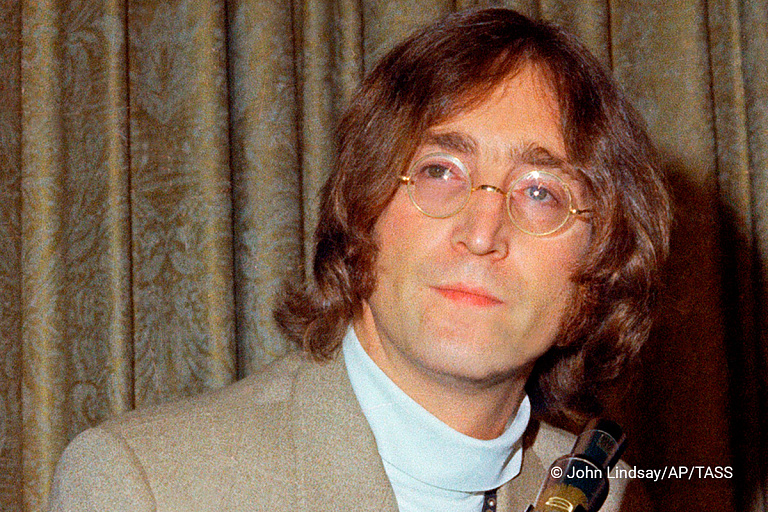 Рос без родителей, создал великую группу, нелепо погиб: история Джона Леннона