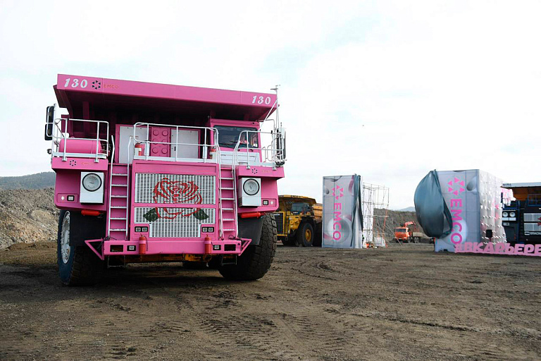 БелАЗ перекрасили в розовый – и на то есть веская причина