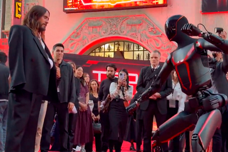 Робот Илона Маска подрался с человеком – пострадавший обратился в суд