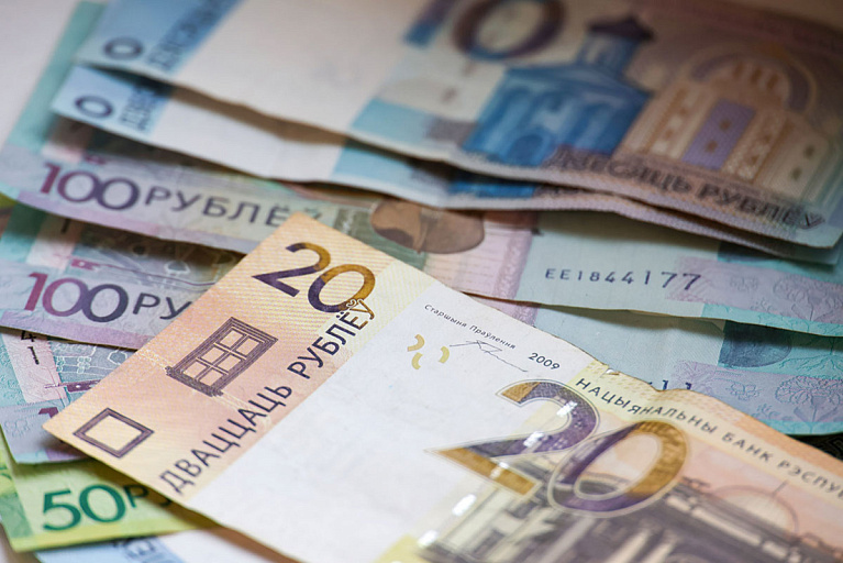 "Дваццаць цублёў": под Гродно за покупки рассчитались сувенирными деньгами